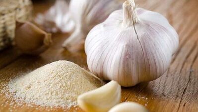 Behandlung vu Parasiten am Kierper mat Knuewelek