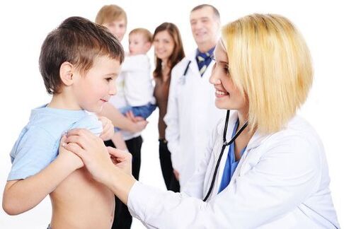 Dokter ënnersicht e Kand mat Würmer